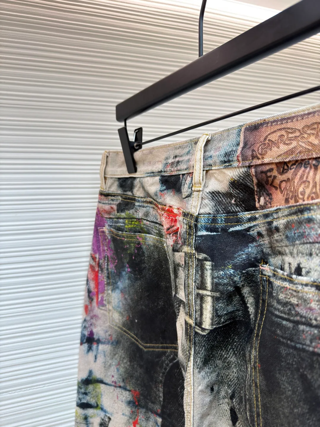 Acne Studios 3D color printed jeans ●Original version: Purchased and developed by 4989 ●Item number: 1681426- ●Material: denim fabric ●Technology: 3D production ●Version: loose fit ●Weight: about 720 grams ●Size: XS-S-M-L-XL-XXL ●Description: Customized high-weight organic cotton twill (14oz) is specially developed for ACNE. It is blended with long-staple cotton + 2% elastic fiber to ensure a crisp feel and moderate extensibility, suitable for loose tailoring. Distressed effect and 3D thermal transfer technology: It is a non-traditional washed distressing treatment. The surface distressed texture is not achieved through physical friction or bleaching. Instead, 3D thermal transfer technology is used to penetrate the preset distressed pattern into the interior of the fiber using high temperature and high pressure to achieve pixel-level distressed details such as partial whitening and shadow gradients, and the color fastness is better than traditional printing. The overall wiring is straight and delicate, the fabric is comfortable and soft, and the color is consistent without color difference. It can be matched with the same style to create a fashionable look and control various occasions. Customized accessories, complete with three standards, same style for men and women!